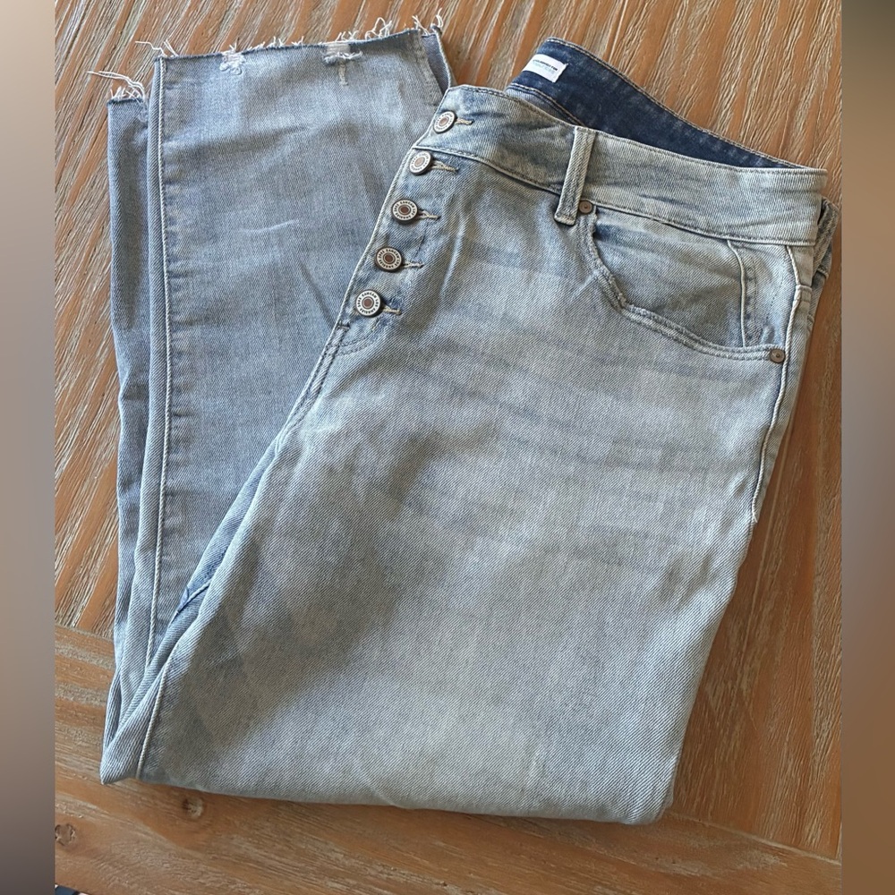 KanCan Women's Ankle Cropped Jeans in Light Gray/Blue White Wash Relax Fit